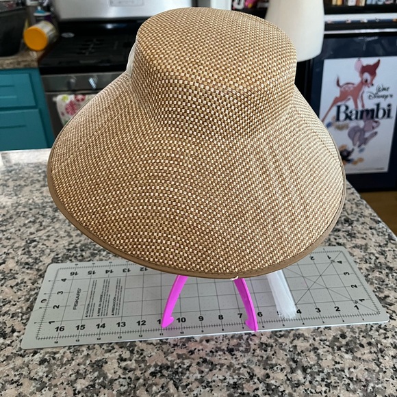 Vintage straw hat very easy to swap strap for ribbon out to change up the color - Picture 4 of 5